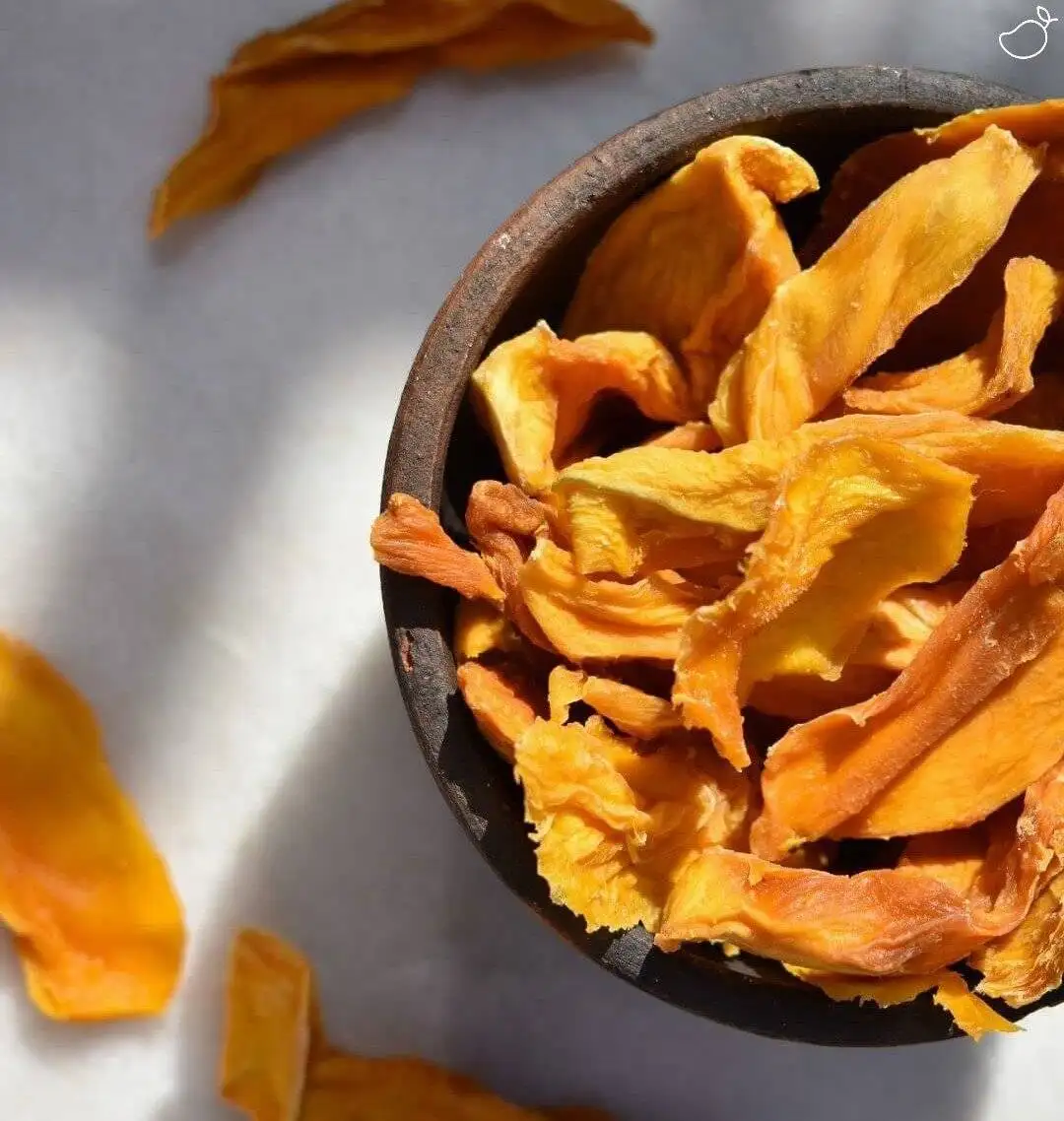 Gedroogde mango in kom